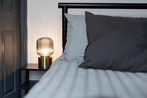 Stylish 3BR Gateshead Home Free Parking Sleeps 6