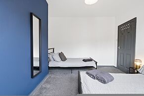 Stylish 3BR Gateshead Home Free Parking Sleeps 6