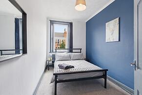 Stylish 3BR Gateshead Home Free Parking Sleeps 6