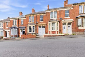 Stylish 3BR Gateshead Home Free Parking Sleeps 6