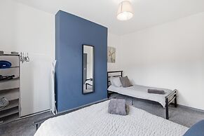 Stylish 3BR Gateshead Home Free Parking Sleeps 6