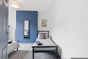 Stylish 3BR Gateshead Home Free Parking Sleeps 6