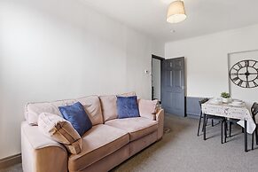 Stylish 3BR Gateshead Home Free Parking Sleeps 6