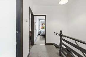 Stylish 3BR Gateshead Home Free Parking Sleeps 6