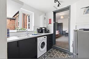 Stylish 3BR Gateshead Home Free Parking Sleeps 6