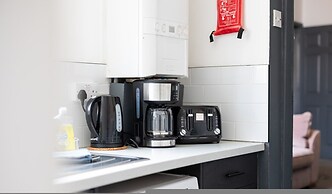 Stylish 3BR Gateshead Home Free Parking Sleeps 6