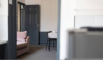 Stylish 3BR Gateshead Home Free Parking Sleeps 6
