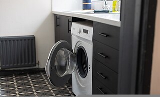 Stylish 3BR Gateshead Home Free Parking Sleeps 6