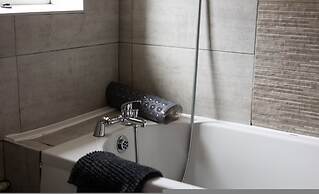 Stylish 3BR Gateshead Home Free Parking Sleeps 6