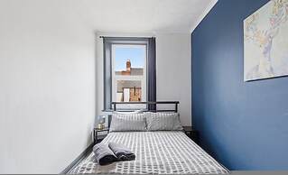 Stylish 3BR Gateshead Home Free Parking Sleeps 6
