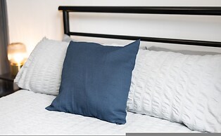 Stylish 3BR Gateshead Home Free Parking Sleeps 6