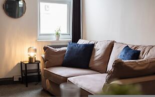 Stylish 3BR Gateshead Home Free Parking Sleeps 6