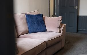 Stylish 3BR Gateshead Home Free Parking Sleeps 6