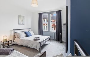 Stylish 3BR Gateshead Home Free Parking Sleeps 6