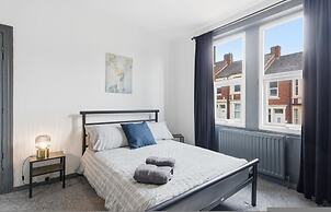 Stylish 3BR Gateshead Home Free Parking Sleeps 6