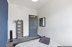Stylish 3BR Gateshead Home Free Parking Sleeps 6