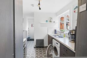 Stylish 3BR Gateshead Home Free Parking Sleeps 6