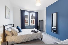 Stylish 3BR Gateshead Home Free Parking Sleeps 6