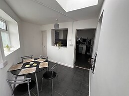 House Sleeps 6 With Garden and Parking