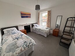 House Sleeps 6 With Garden and Parking