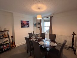 House Sleeps 6 With Garden and Parking