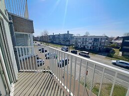 Bright 3-bedroom Flat by the Beach