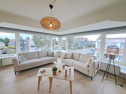 Bright 3-bedroom Flat by the Beach