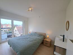 Bright 3-bedroom Flat by the Beach