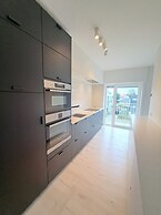 Bright 3-bedroom Flat by the Beach