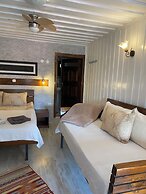 Akropolis Hotel