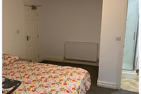 6 Bed - 5 Bath - Sleeps 6 - Free Parking