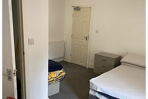6 Bed - 5 Bath - Sleeps 6 - Free Parking