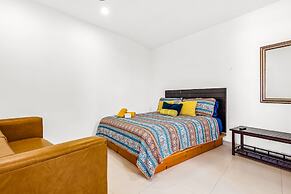 Dog-friendly Oceanfront Villa With Pool Access, Rooftop Patio, Full Ki