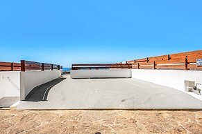 Dog-friendly Oceanfront Villa With Pool Access, Rooftop Patio, Full Ki