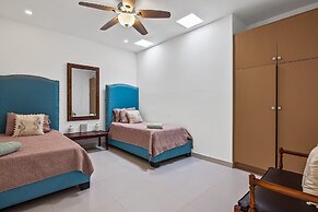 Dog-friendly Beachfront Villa With Pool & hot tub Access Plus Rooftop 