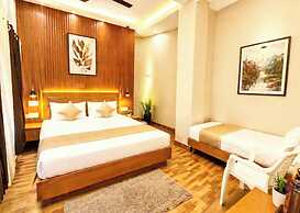 Premium Hotel Girish Heritage Stay