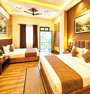 Premium Hotel Girish Heritage Stay