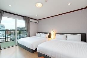 Capitel Ekkamai Hotel