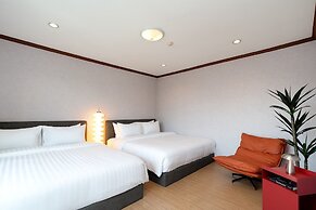 Capitel Ekkamai Hotel