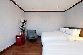 Capitel Ekkamai Hotel