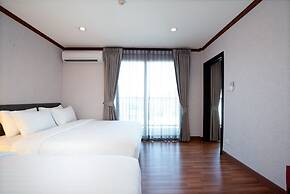 Capitel Ekkamai Hotel