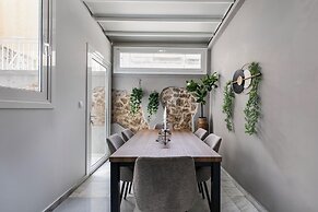 Kolonaki Cocoon - 2-BR Stylish Apt with Backyard in Kolonaki