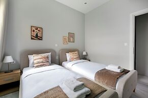 Kolonaki Cocoon - 2-BR Stylish Apt with Backyard in Kolonaki