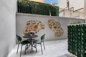 Kolonaki Cocoon - 2-BR Stylish Apt with Backyard in Kolonaki