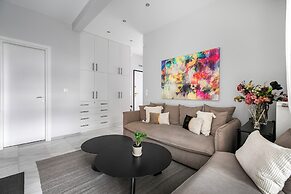 Kolonaki Cocoon - 2-BR Stylish Apt with Backyard in Kolonaki