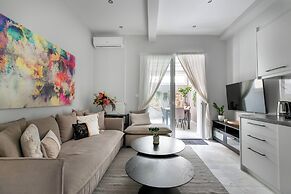 Kolonaki Cocoon - 2-BR Stylish Apt with Backyard in Kolonaki