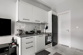 Kolonaki Cocoon - 2-BR Stylish Apt with Backyard in Kolonaki