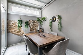 Kolonaki Cocoon - 2-BR Stylish Apt with Backyard in Kolonaki
