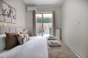 Kolonaki Cocoon - 2-BR Stylish Apt with Backyard in Kolonaki