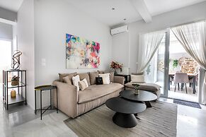 Kolonaki Cocoon - 2-BR Stylish Apt with Backyard in Kolonaki